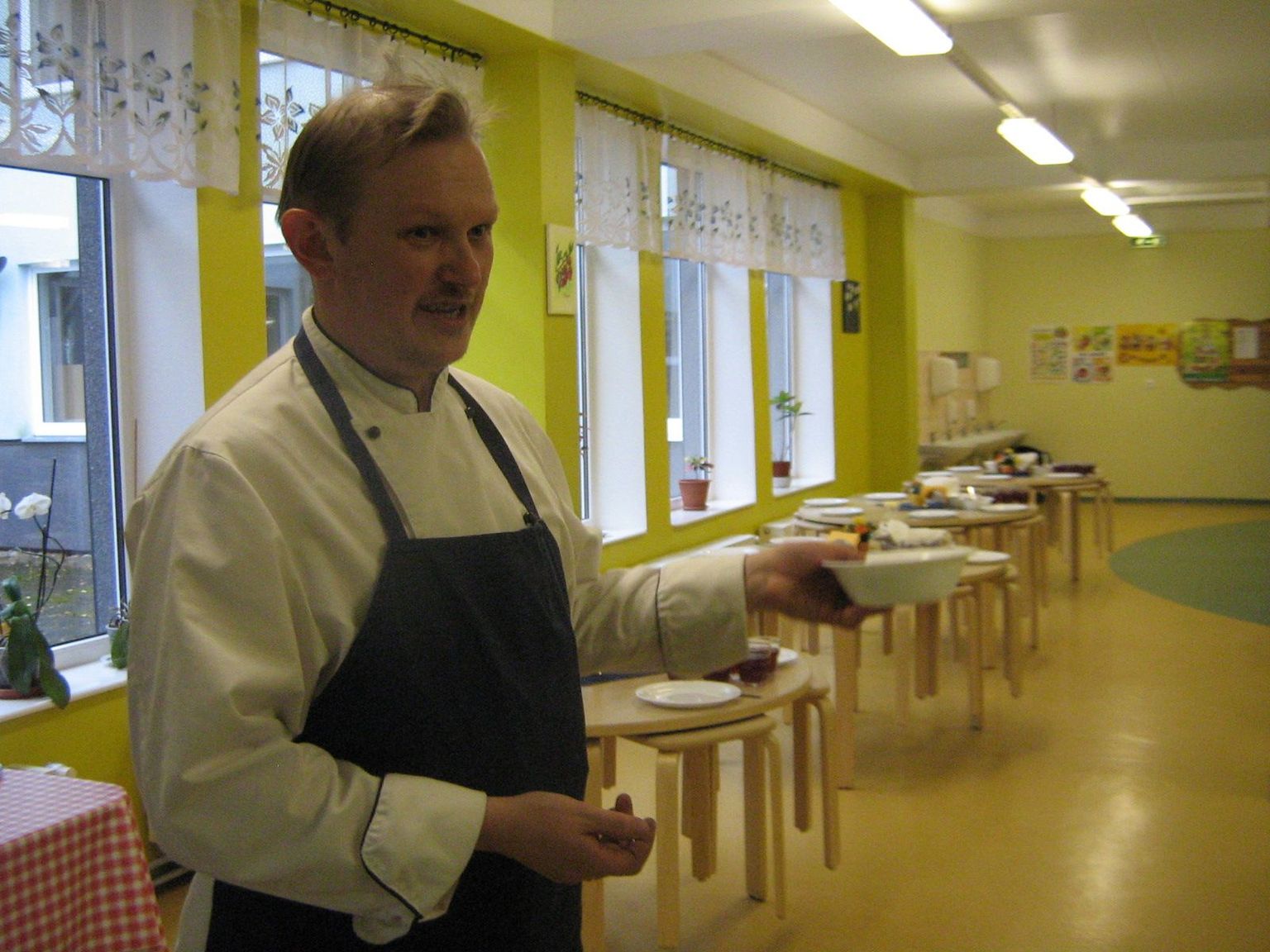 Sõmeru Põhikooli söökla juhataja Urmas Lindlo on suutnud lapsed porgandit sööma panna.