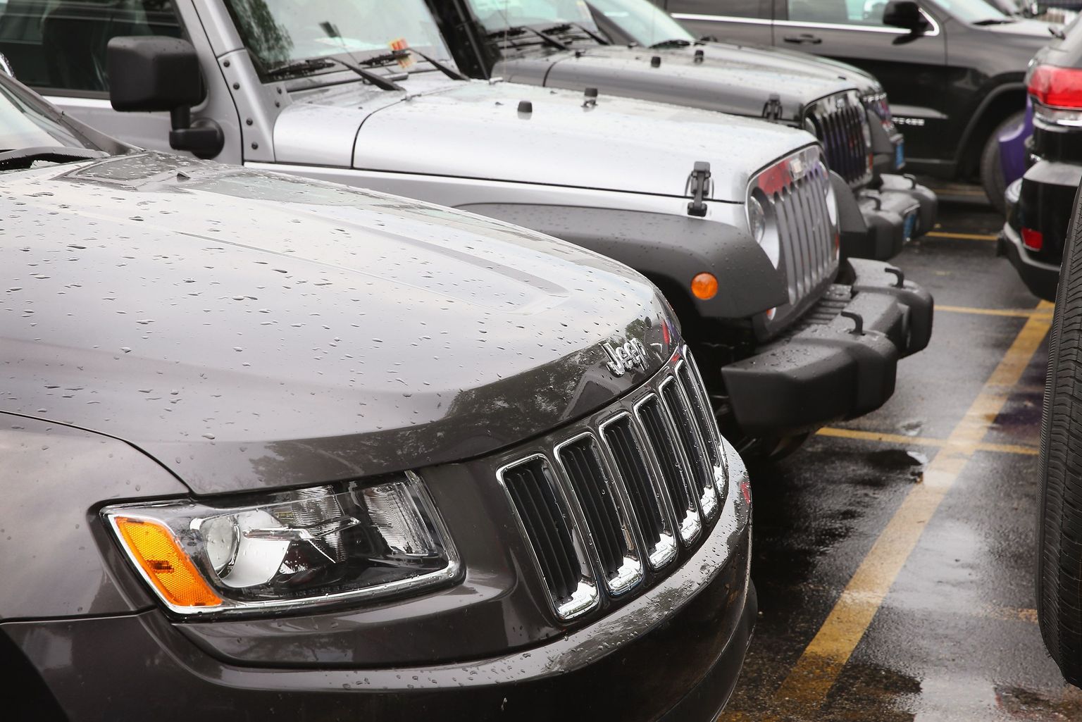 Jeepi maasturid Chicago automüüja parkimisplatsil.