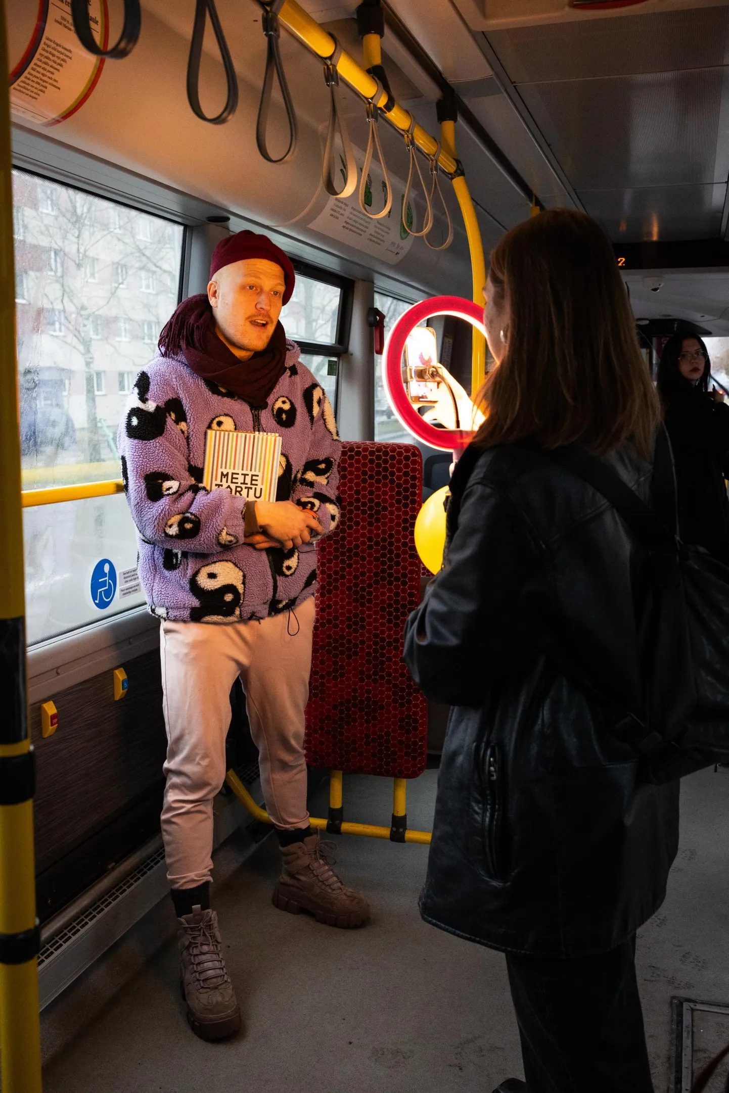 Bussis on kaamera ees näitleja Karl Edgar Tammi.