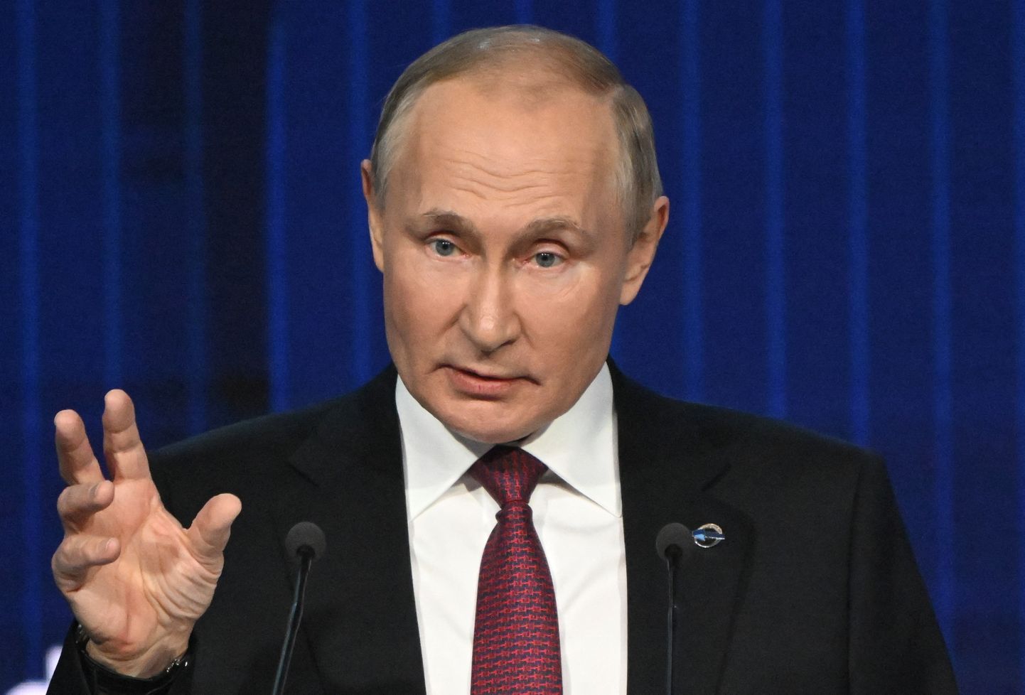 Владимир Путин снова рассуждает о попе, о том как ее правильно использовать и какие звуки при этом издавать. Москва, 27 октября 2022 года.