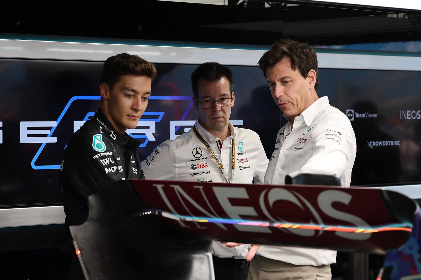 Vasakult: Mercedese sõitja George Russell, endine tehnikadirektor Mike Elliott ja tiimipealik Toto Wolff.