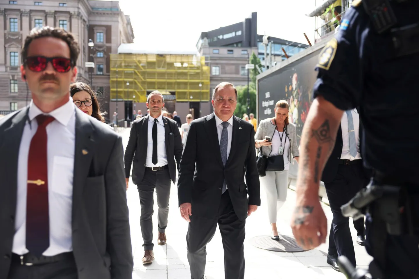 Rootsi peaminister Stefan Löfven (keskel) kõnnib eile pärast umbusaldushääletuse kaotamist Stockholmis parlamendihoone juurest minema.