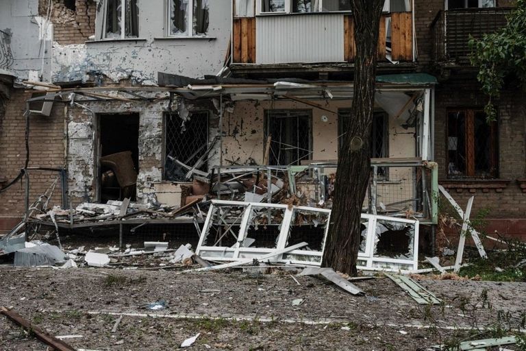 Последствия обстрела в жилом районе Северодонецка, 18 мая 2022 года