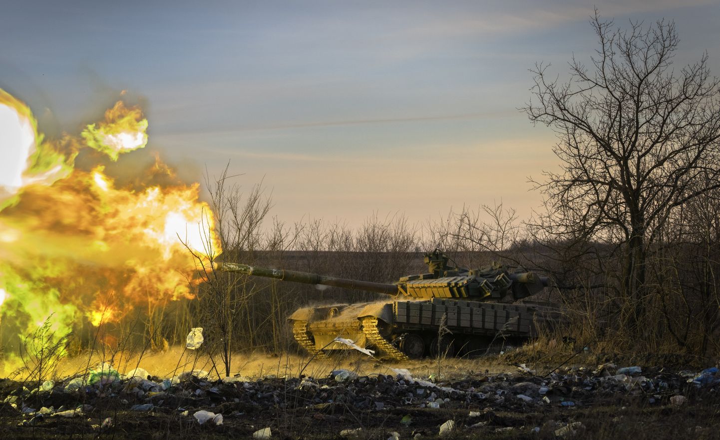 Украинский танк ведет стрельбу по позициям российских войск.