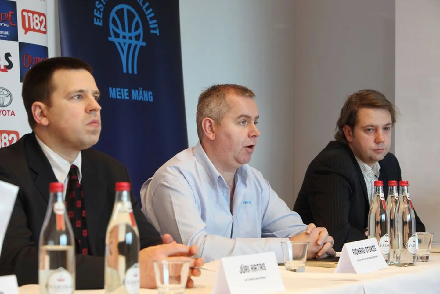 Lisaks koduste kriitikutega võitlemisele peavad korvpalliliidu president Jüri Ratas (vasakul) ja peasekretär Karel Loide (paremal) vedama koos Richard Stokesiga U20 EMi korraldamist.