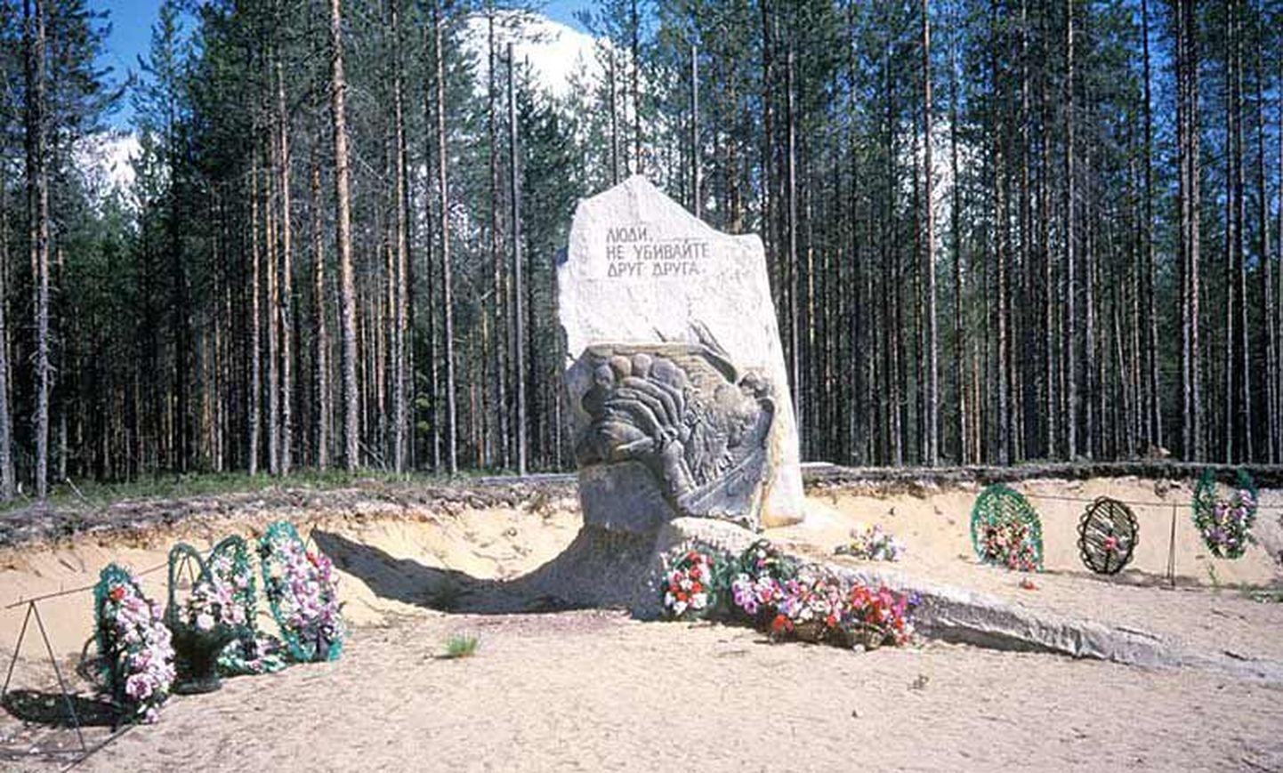Grigori Saltupi mälestuskivi Sandarmohi metsas stalinistide mõrvatud 9500 inimesele.