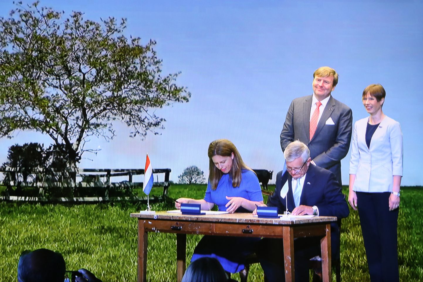 Maaeluminister Tarmo Tamm ja Hollandi põllumajandusminister Carola Schouten memorandumit allkirjastamas.