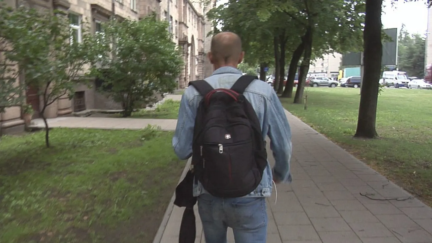 Терроризирующей жителей района Браса мужчина.