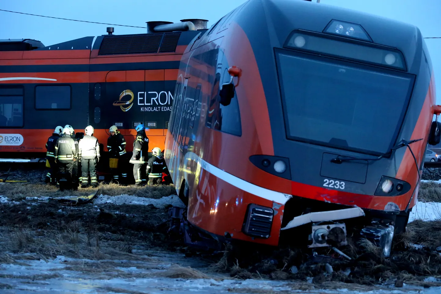 Raudteeõnnetustes hukkus eelmisel aastal üks ja sai vigastada kolm inimest. Pildil 2022. aasta märtsis juhutnud rongiõnnetus Tartus Ropka ülesõidul.