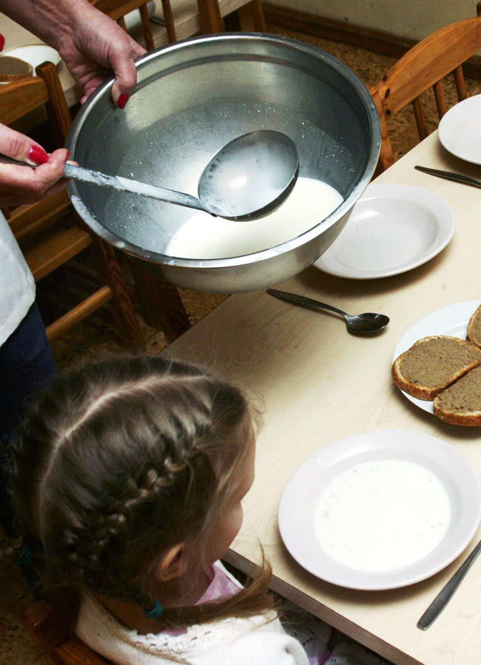 Tallinna Jaan Poska lasteaias õnnestub toidu pealt kokku hoida tänu piimale – see on odav, aga lapsed saavad oma kalorid kätte.