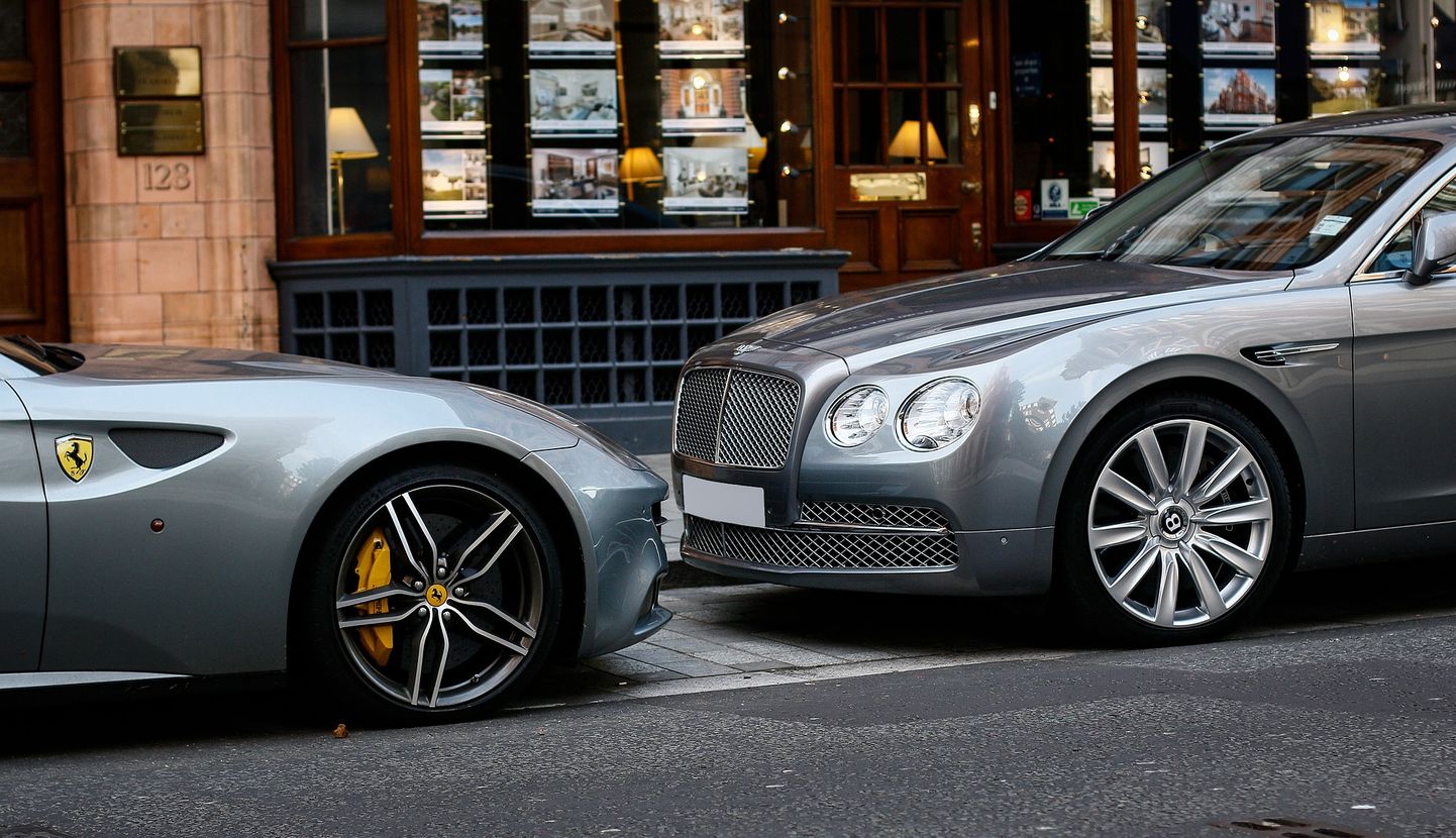 Ilustratīvs attēls: Ferrari un Bentley ielas malā