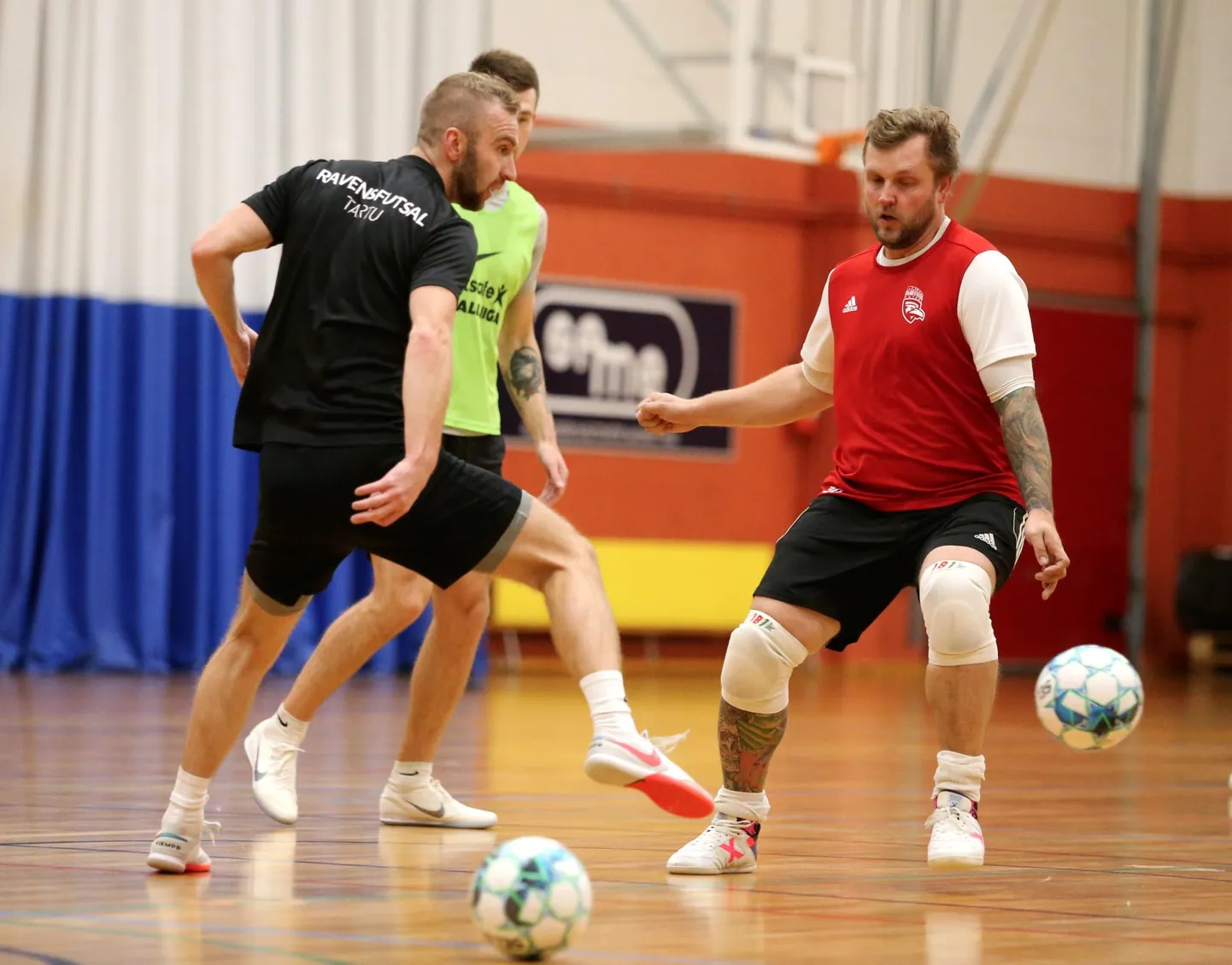 Juhan Kondike (mustas) ja väravavaht Rene Kolsar (punases) harjutasid nädala alguses Lähte spordihoones tiimkaaslastega söödutehnikat.