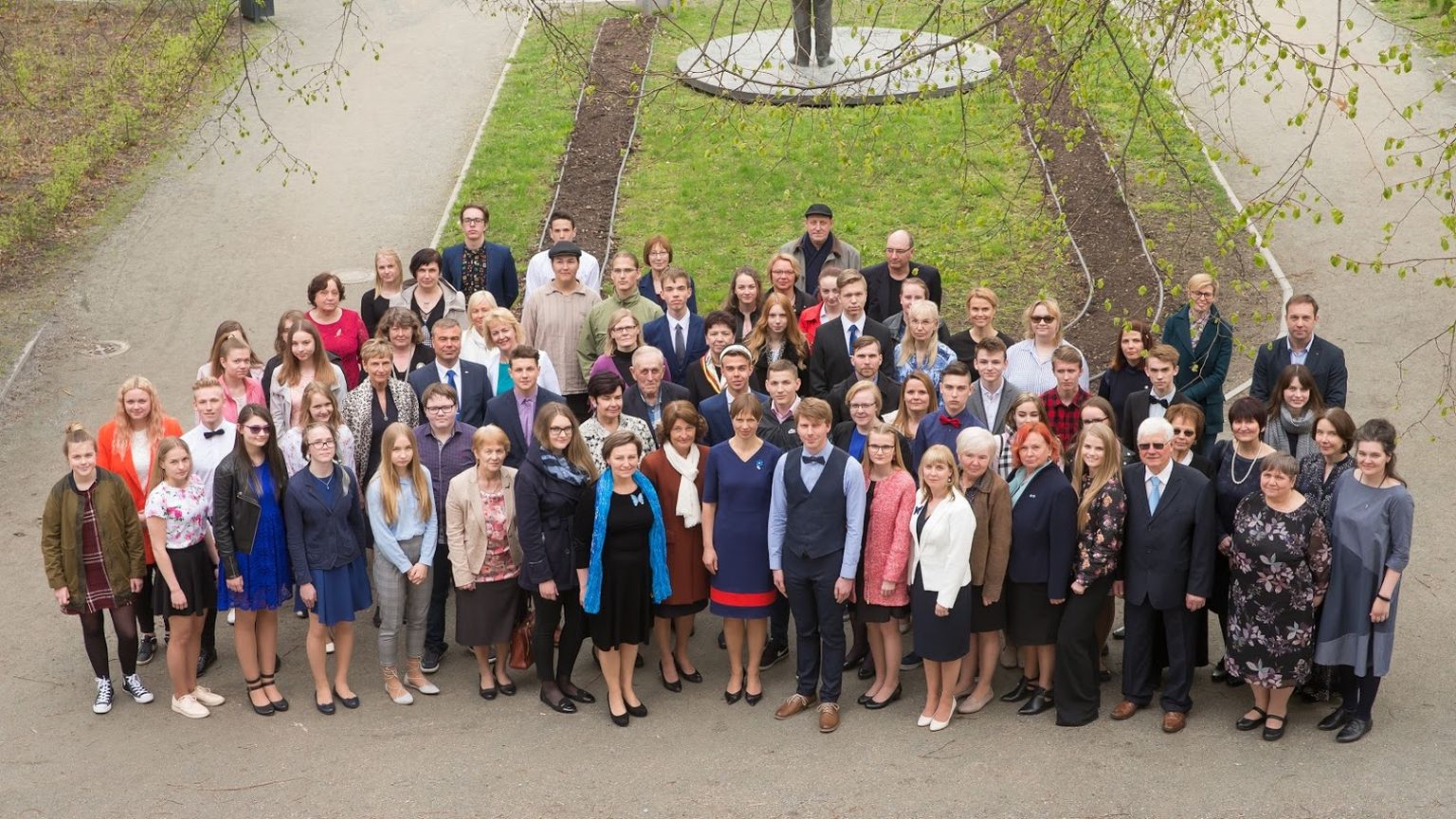 Noored ajaloouurijad ja nende juhendajad tegid president Kersti Kaljulaidiga mälestuseks grupipildi.