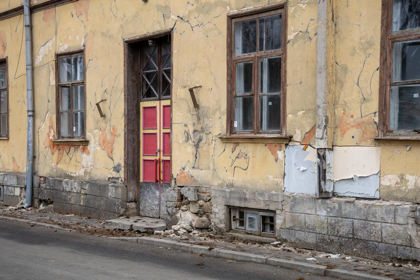 Aastaid tühjana seisnud maja kuulutati varisemisohtlikuks juba pool sajandit tagasi. Praegu on see eraomandis ning 2027. aastaks peaks sellest saama kortermaja.