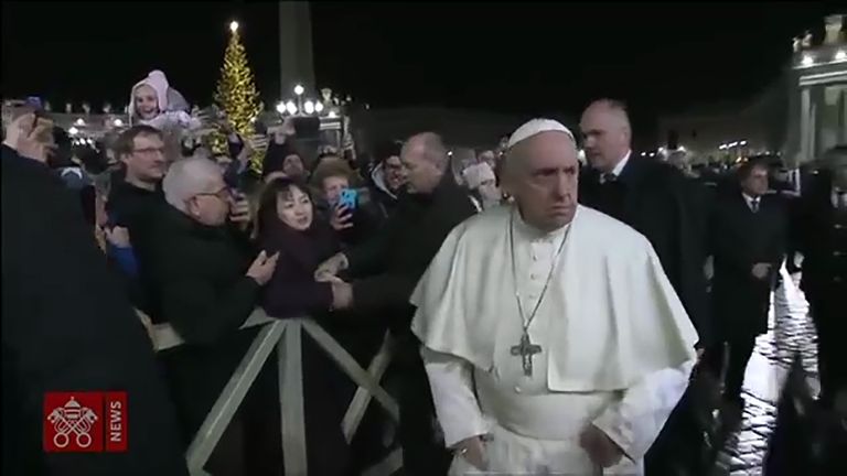 Paavst Franciscus lahkus pärast intsidenti Püha Peetruse väljakult sünge ilmega