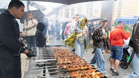 GALERII ⟩ Tsirkust ja leiba: Rakvere linnapäevade toidutänav pakkus rahvusvahelisi suupisteid ja etteasteid