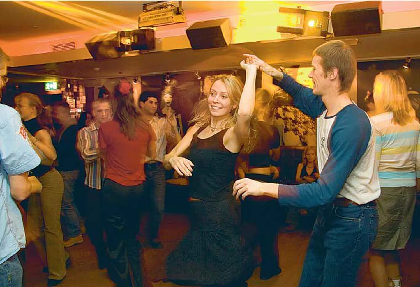 Noorte tantsuvõistlusi annab Tallinnas tikutulega taga otsida. See pilt on tehtud aeg-ajalt pealinnas toimuval salsaõhtul, nüüd kutsuvad TTÜ tudengid huvilisi järjekordsele tantsuvõistlusele ööklubisse Parlament.
