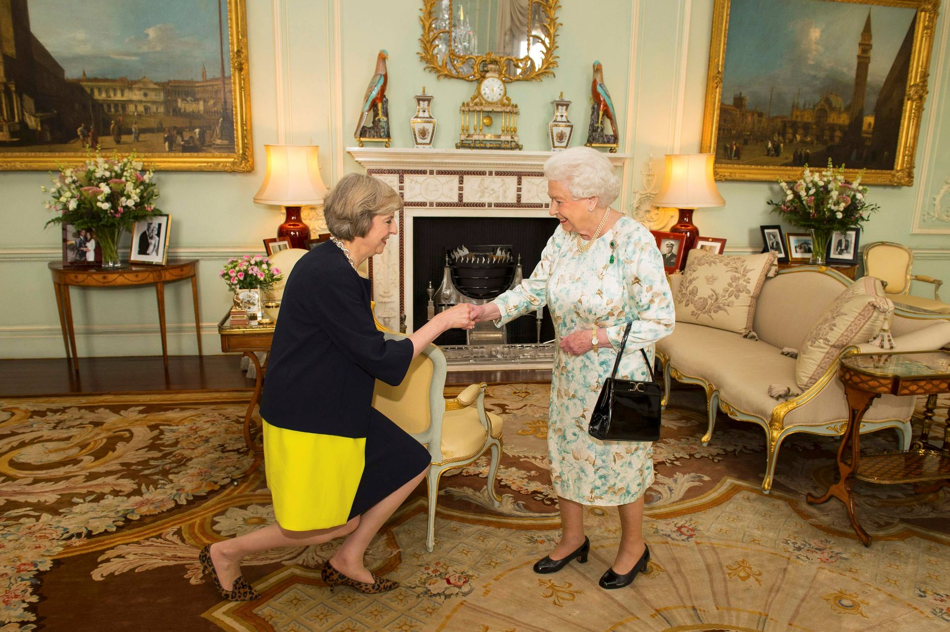 Elizabeth II võtmas oma kodus Buckinghami palees vastu peaministrit Theresa Mayd