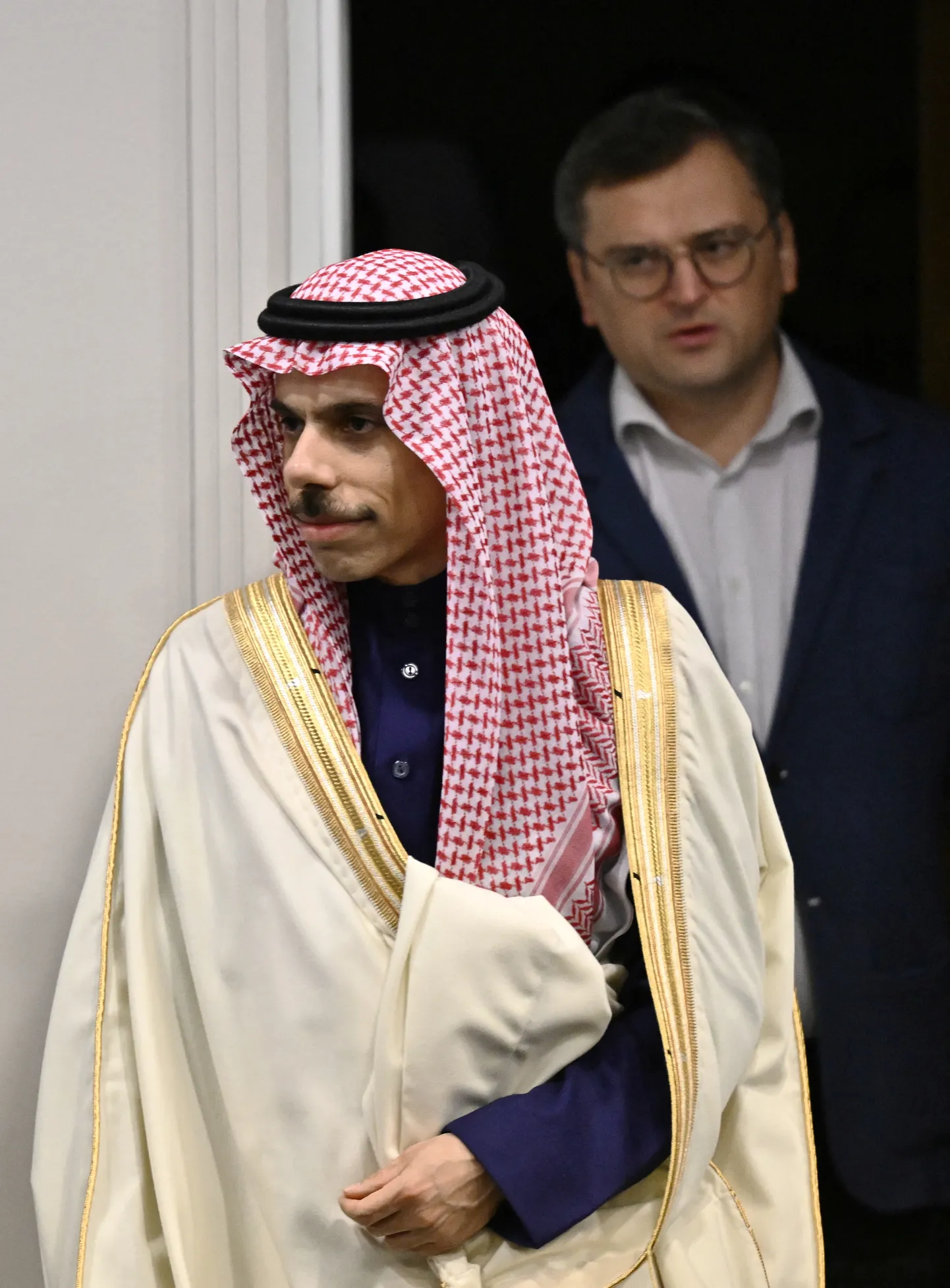 Saudi Araabia välisminister prints Faisal bin Farhan (esiplaanil) ja Ukraina välisminister Dmõtro Kuleba (paremal).