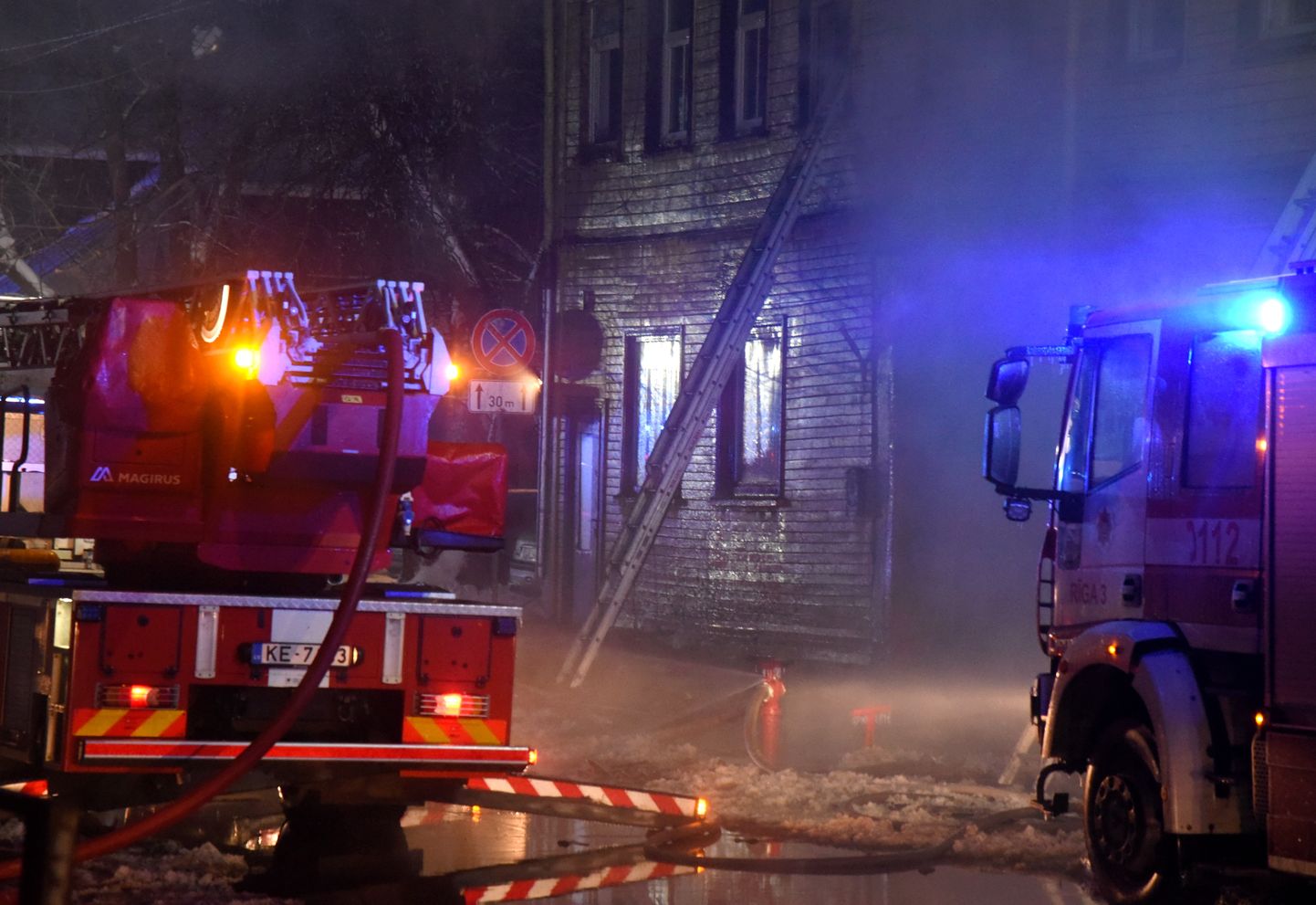 Ugunsdzēsēji likvidē paaugstinātas bīstamības ugunsgrēku trīsstāvu ēkā Pētersalas ielā. Ilustratīvs attēls