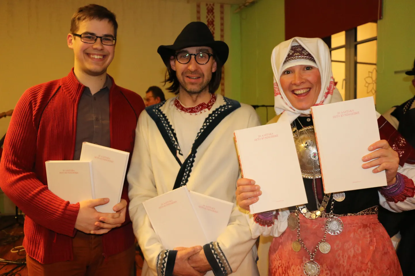 Raamatu "20 aastaka Seto Kuningriike" koostajad (vasakult) Laurits Leima ja Ahto Raudoja ja raamatu toimetaja Helen Külvik raamatu esitlusel Mikitamäel.