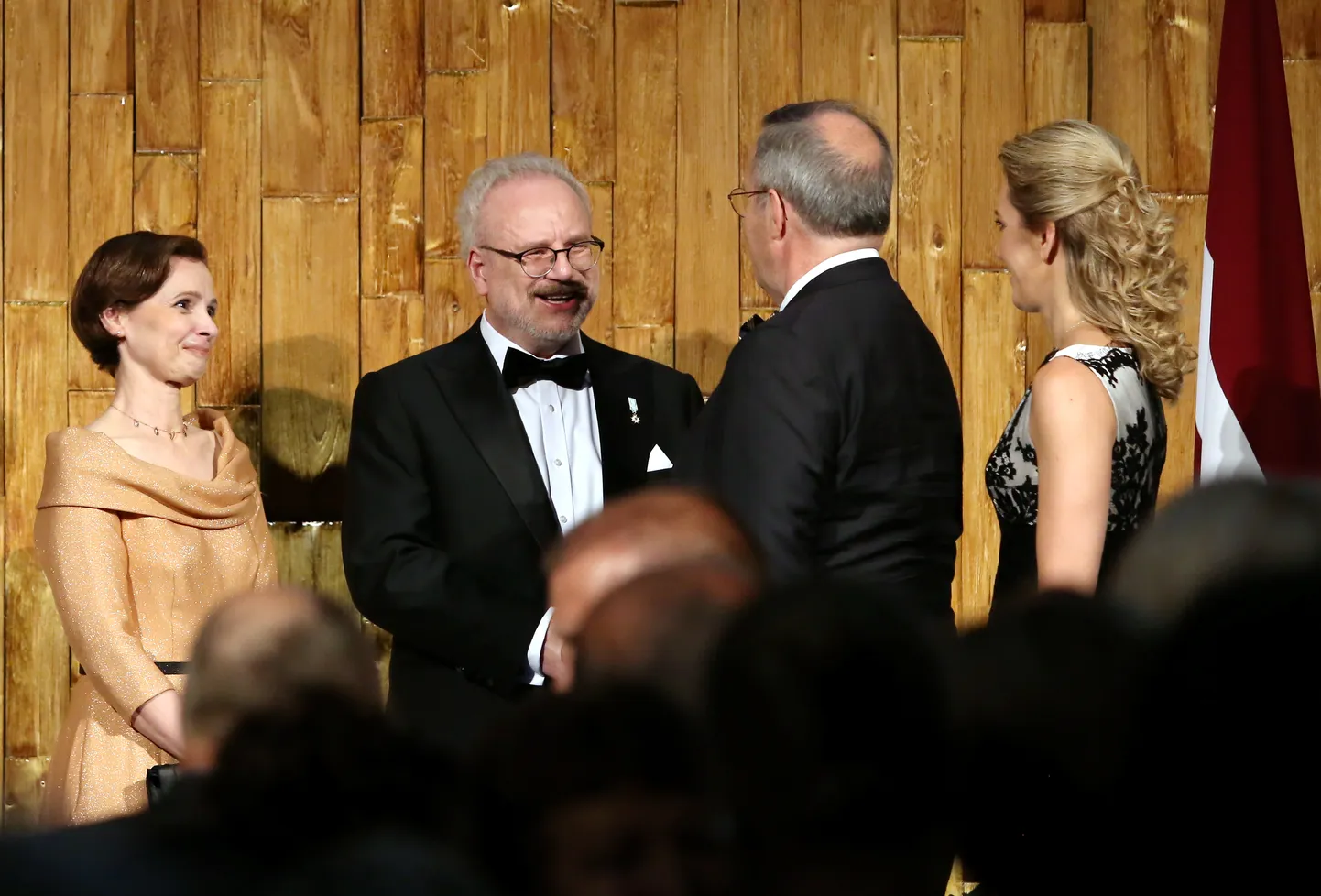 Jaunievēlētais Valsts prezidents Egils Levits ar kundzi Andru Levitu (no kreisās) un Igaunijas eksprezidents Tomass Hendriks Ilvess ar kundzi Ievu Ilvesu inaugurācijas sarīkojuma laikā Latvijas Nacionālajā bibliotēkā.
