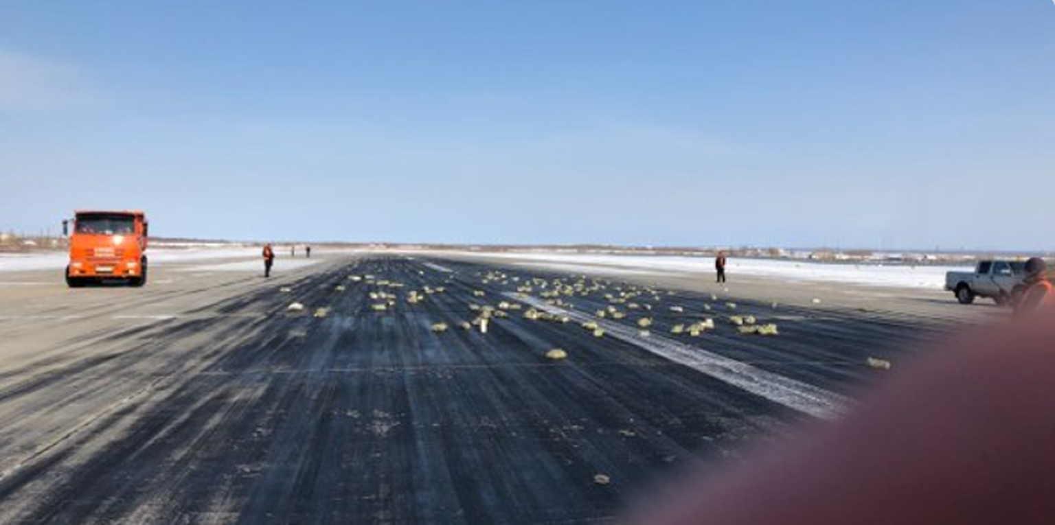 Lennukist välja kukkunud kullakangid Jakutski lennuväljal.
