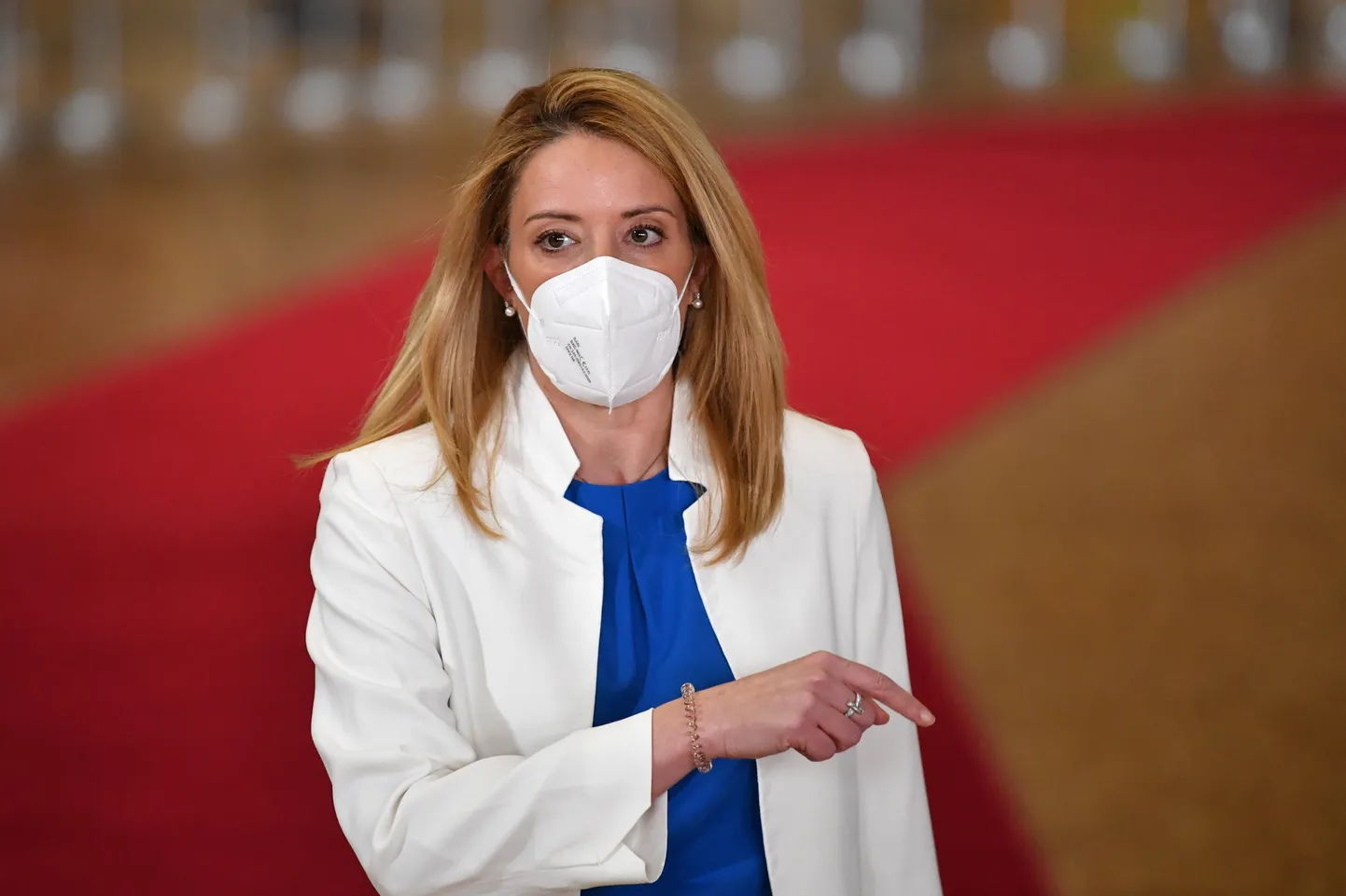 Europarlamendi president Roberta Metsola teel tänaõhtusele erakorralisele ülemkogule.