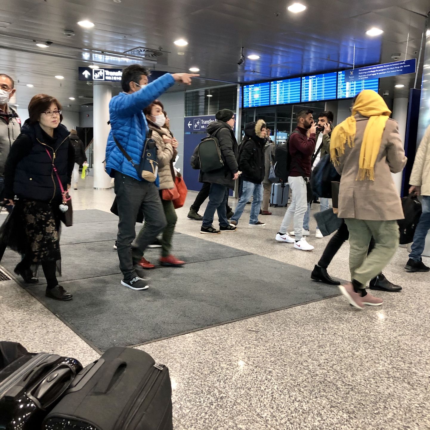 Euroopa lennujaamades on märgata senisest pisut rohkem maskides reisijaid, kuid inimeste reisikihku ei ole koroonaviirus küll seni veel vähendanud. Pilt on tehtud Helsingi lennujaamas.