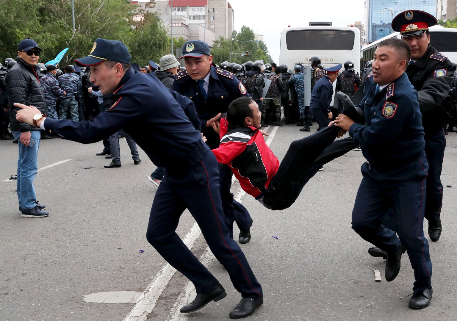 Kazahstānas policija aiztur protestētājus valsts galvaspilsētā Nursultanā (Astanā)
