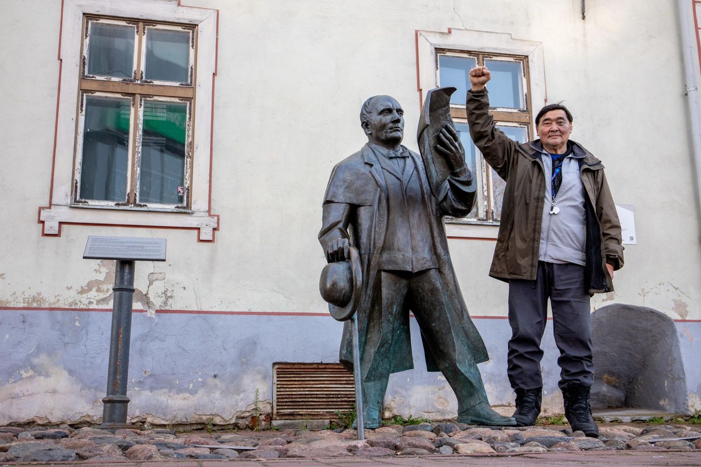 Kasahstani inimõiguste kaitsja Ramazan Yessergepov külastas Pärnus ka kohalikku lehetoimetust ja tegi pildi Johann Voldemar Jannseni kuju juures.