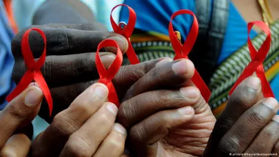 С 1991 года красная ленточка является символом солидарности с ВИЧ-инфицированными