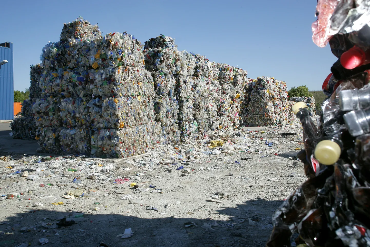 Pressitud plasttaara hunnikud.