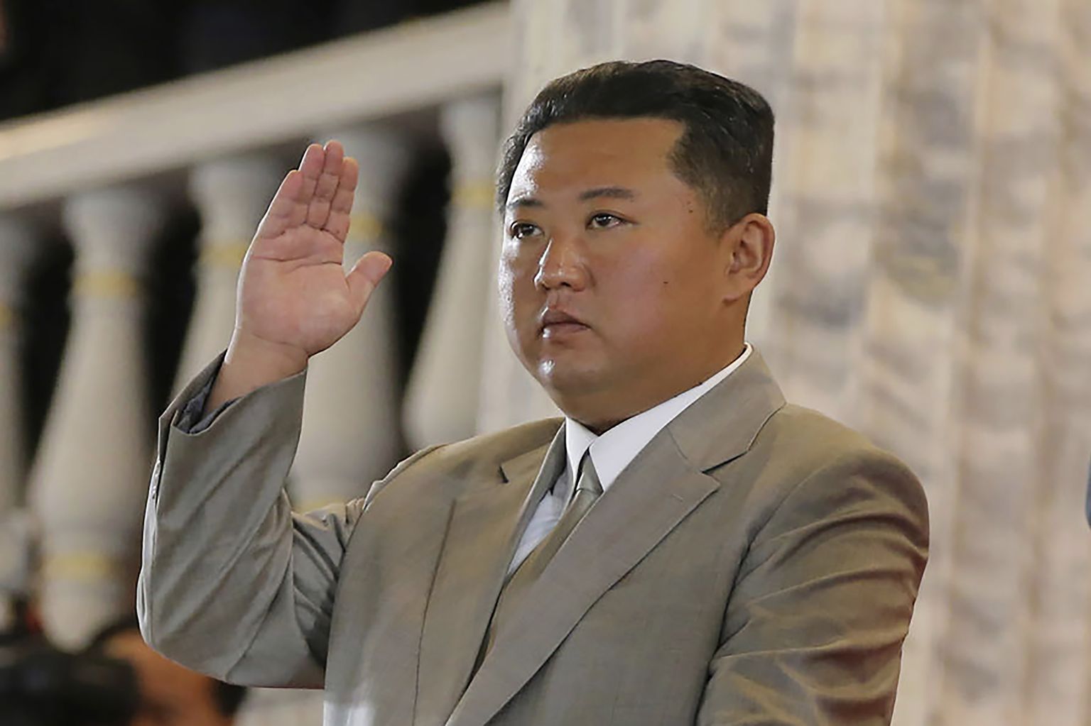 Põhja-Korea liider Kim Jong-un lehvitamas 9. septembril 2021 rahvale riigi 73. aastapäeva sündmusel
