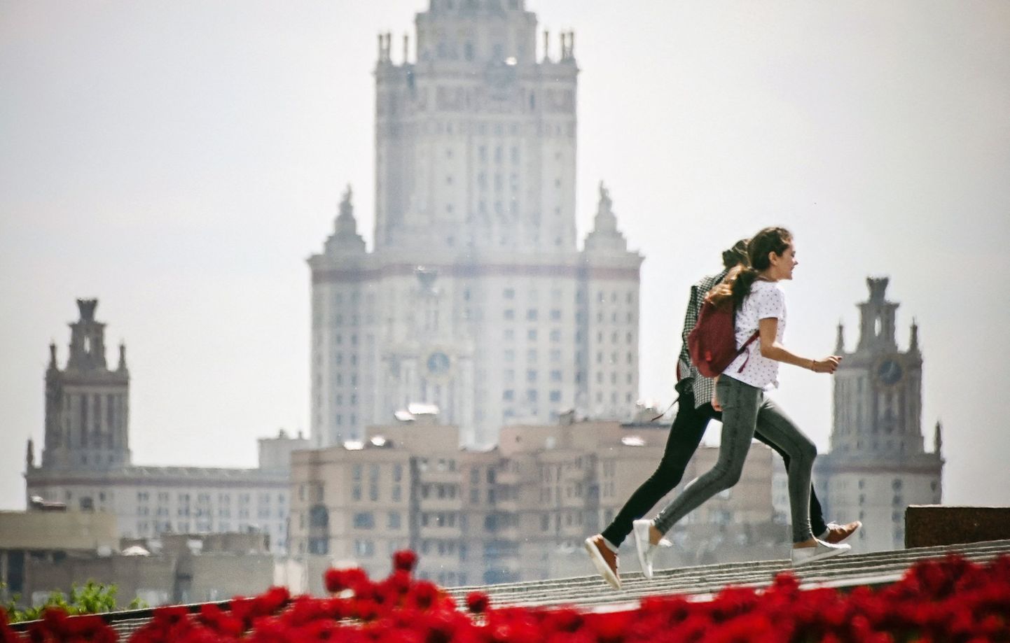 Mai 2021. Kaks tütarlast Moskva riikliku ülikooli ees.