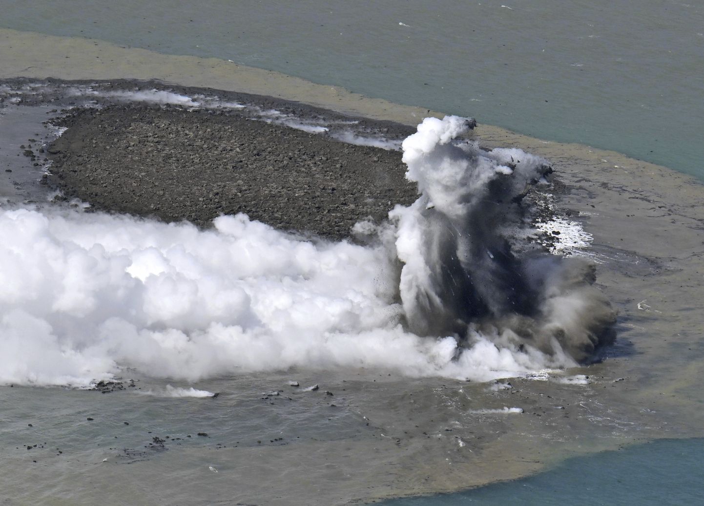 Jaapani veealuse vulkaani purskamise tulemusel tekkiv saar, 2023. a.