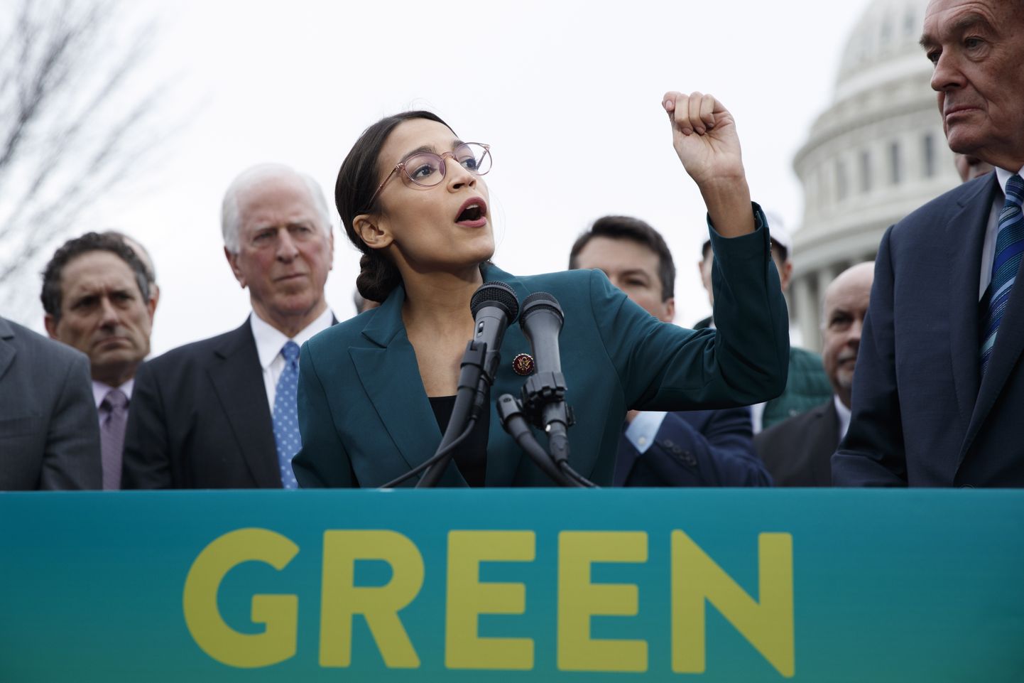 USA poliitik, demokraat Alexandria Ocasio-Cortez tuli tänavu veebruaris koos erakonnakaaslastega välja algatusega «Uus roheline kurss», mille eesmärk on hüppeliselt suurendada investeeringuid rohelisse majandusse.