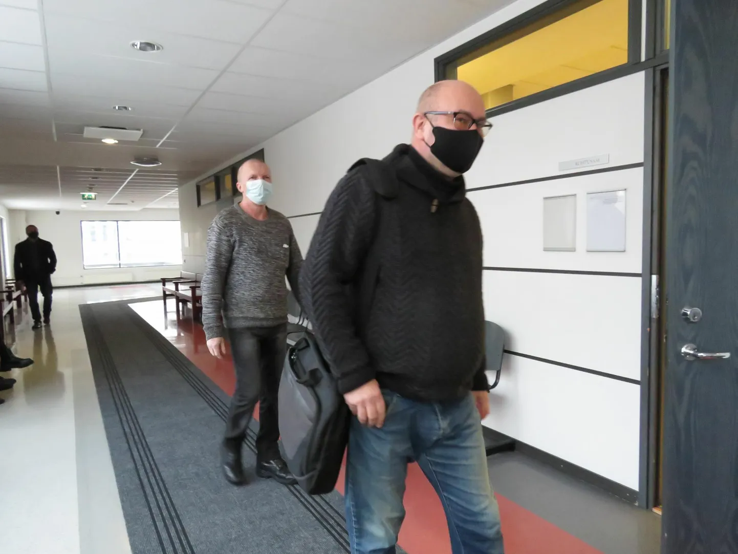 Kohtupidamine Otepää endiste juhtide ja ettevõtja üle algas tänavu jaanuaris. Esiplaanil eksvallavanem Kaido Tamberg suundumas esimesele istungile.
