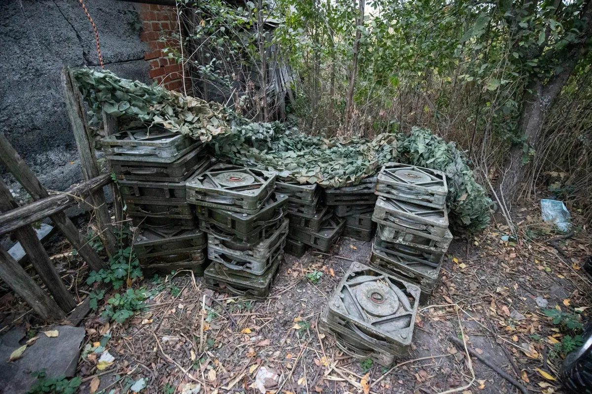 NATO tappev vanaraud. 1940.–50. aastatest pärit tankivastased miinid, mille USA armee on saatnud oma ladudest Ukrainale. Foto on tehtud ühe Ukraina sapööriüksuse juures Sumõ oblastis, Venemaa piiri lähedal. Miiniladu asus otse maja taga, kus sapöörid ise elasid. Vaatamata vanusele teevad miinid oma tööd väga hästi, kinnitas sapööride komandör.