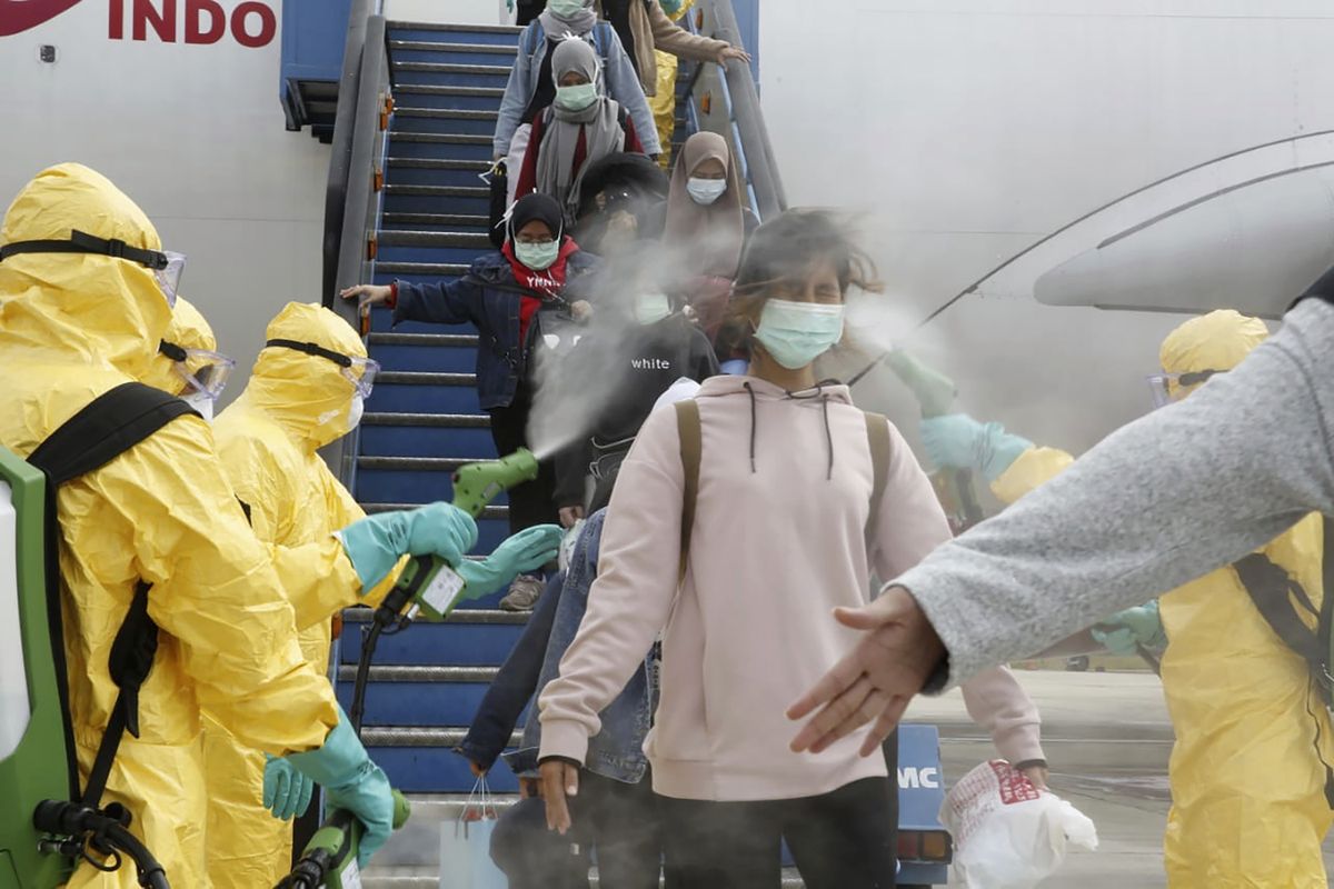 Indonēzijas lidostā 2020. gada 2. februārī tiek dezinficēti pasažieri, kas ieradušies no Covid-19 epicentra Uhaņas.