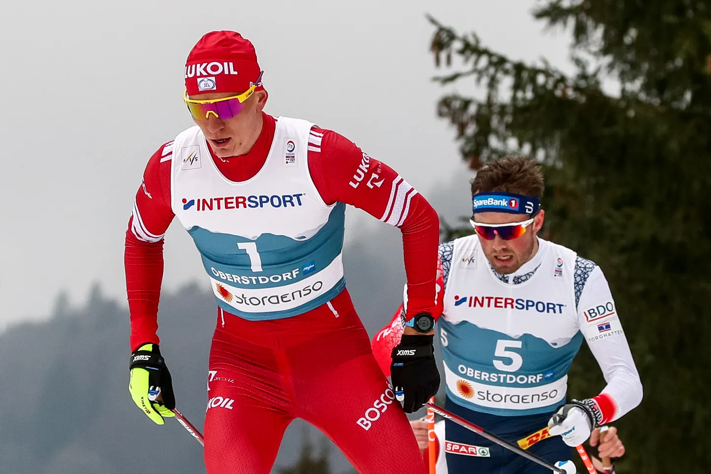 Aleksander Bolšunov (vasakul) ja Emil Iversen koos suusarajal.