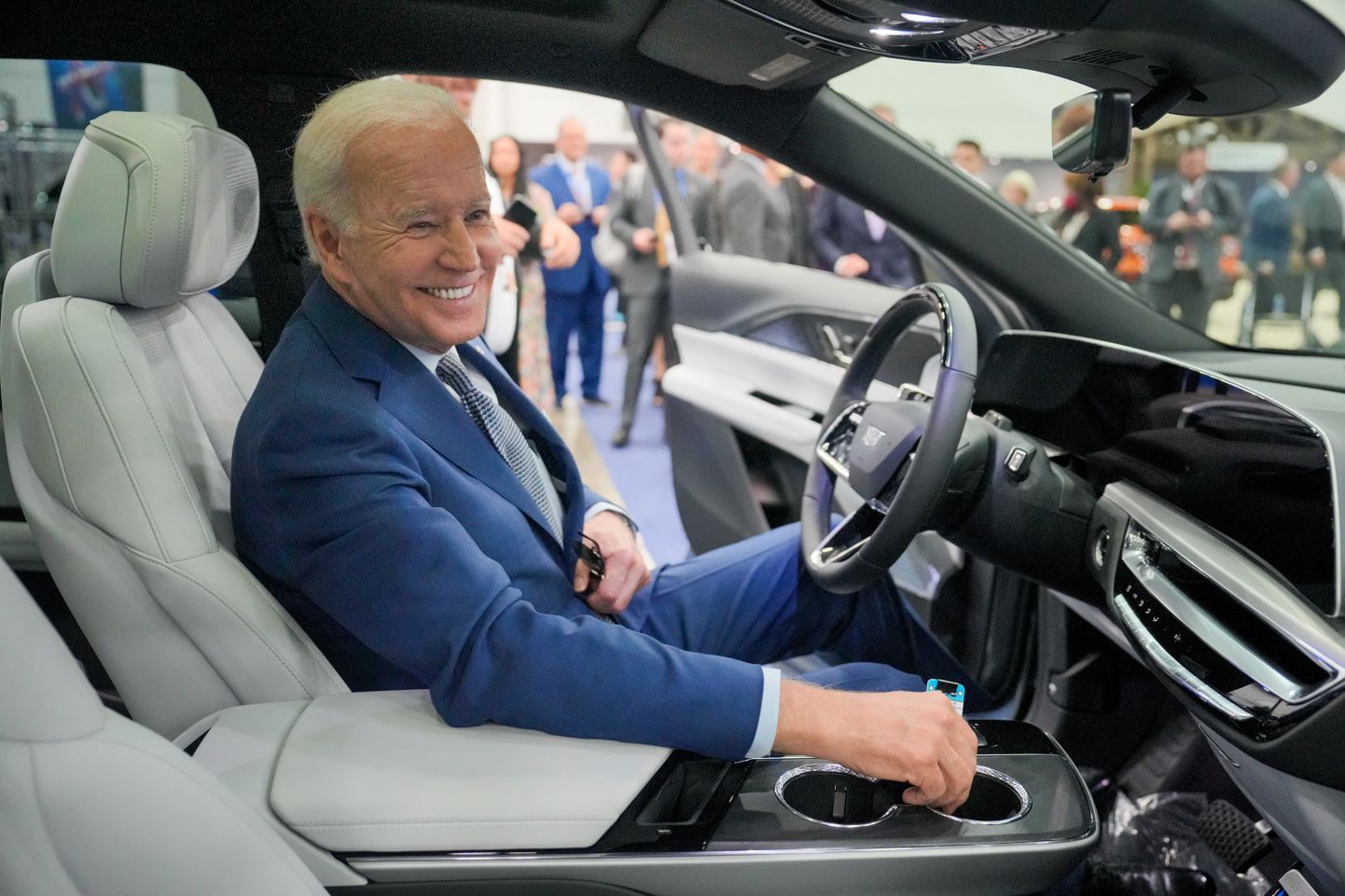 USA president Joe Biden proovib 14. septembril 2022 Põhja-Ameerika automessil täiselektrilist luksusmaasturit Cadillac Lyriq