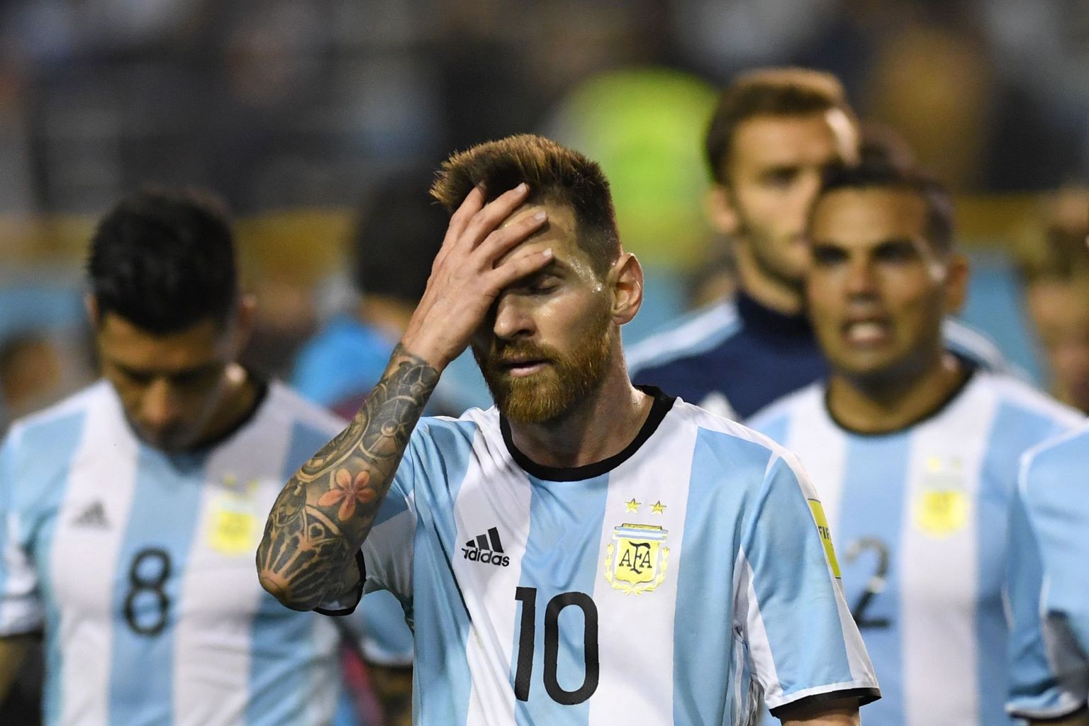 Lionel Messi sammub pettununa riietusruumi. Ühtlasi jätkasid Argentiina mängijad juba aasta kestnud vaikimisvannet ega andnud intervjuusid.