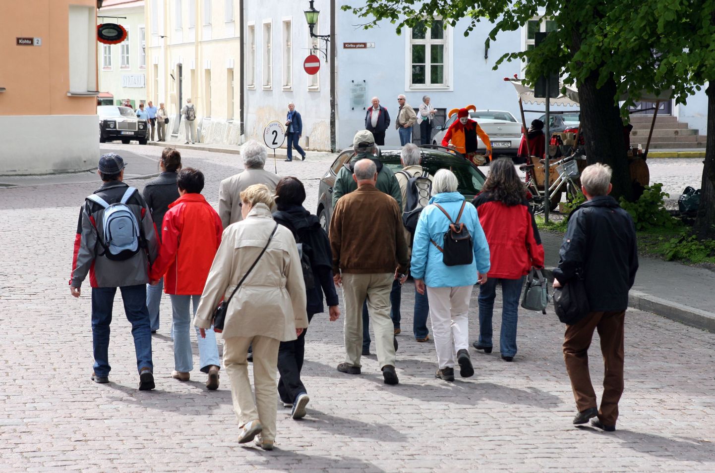 Pildil on turistid Tallinna vanalinnas.