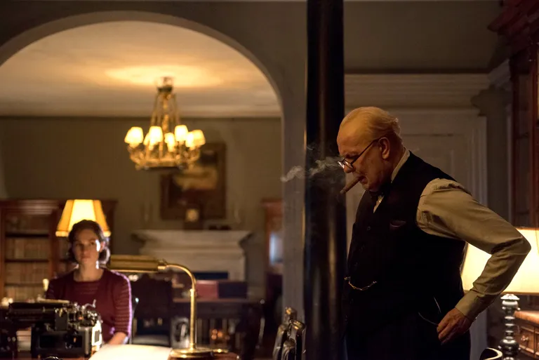 Kaader filmist «Darkest Hour». Esiplaanil Gary Oldman Winston Churchillina