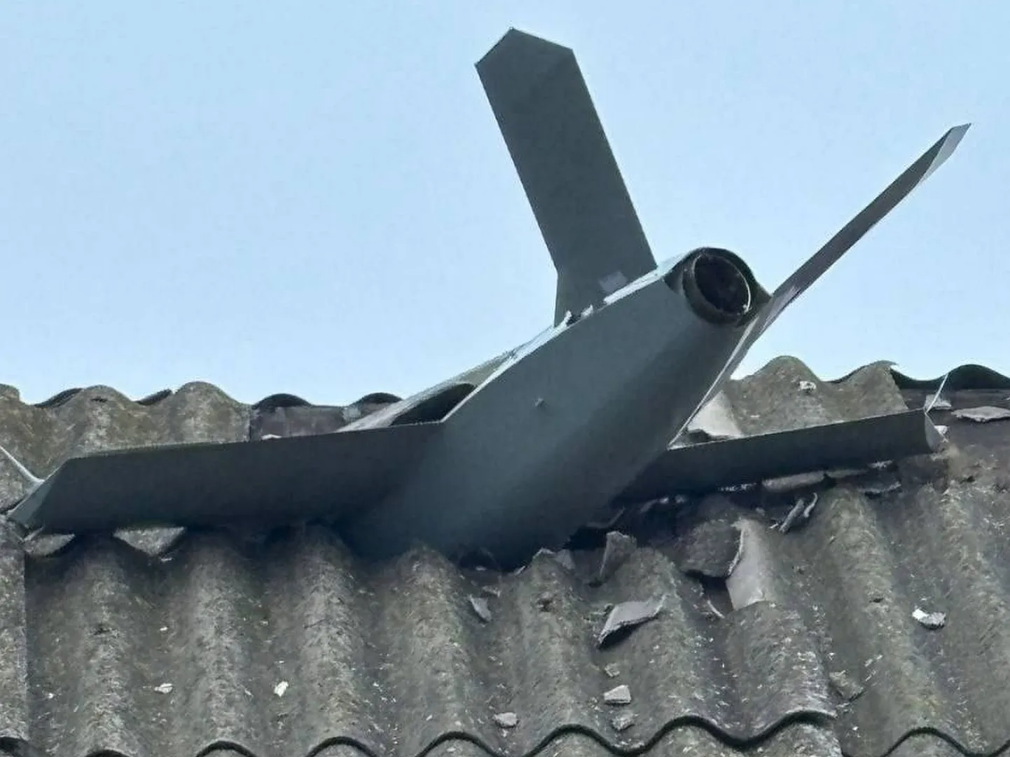 Vabatahtlikud geolokaatorid määrasid selle Ukraina drooni asukohaks Berdjanski. Tegemist on Ukraina tootja Ukrjet õppedrooniga sarnase, kuid ilmselt sellest ümber ehitatud ründedrooniga, mis võib kiirelt ja radaritele nähtamatult kaugele vaenlase tagalasse lennata.