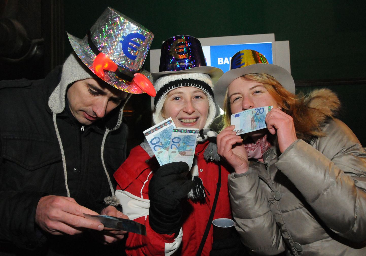 Rõõmsad slovakid pangaautomaadist saadud esimeste euro kupüüridega.