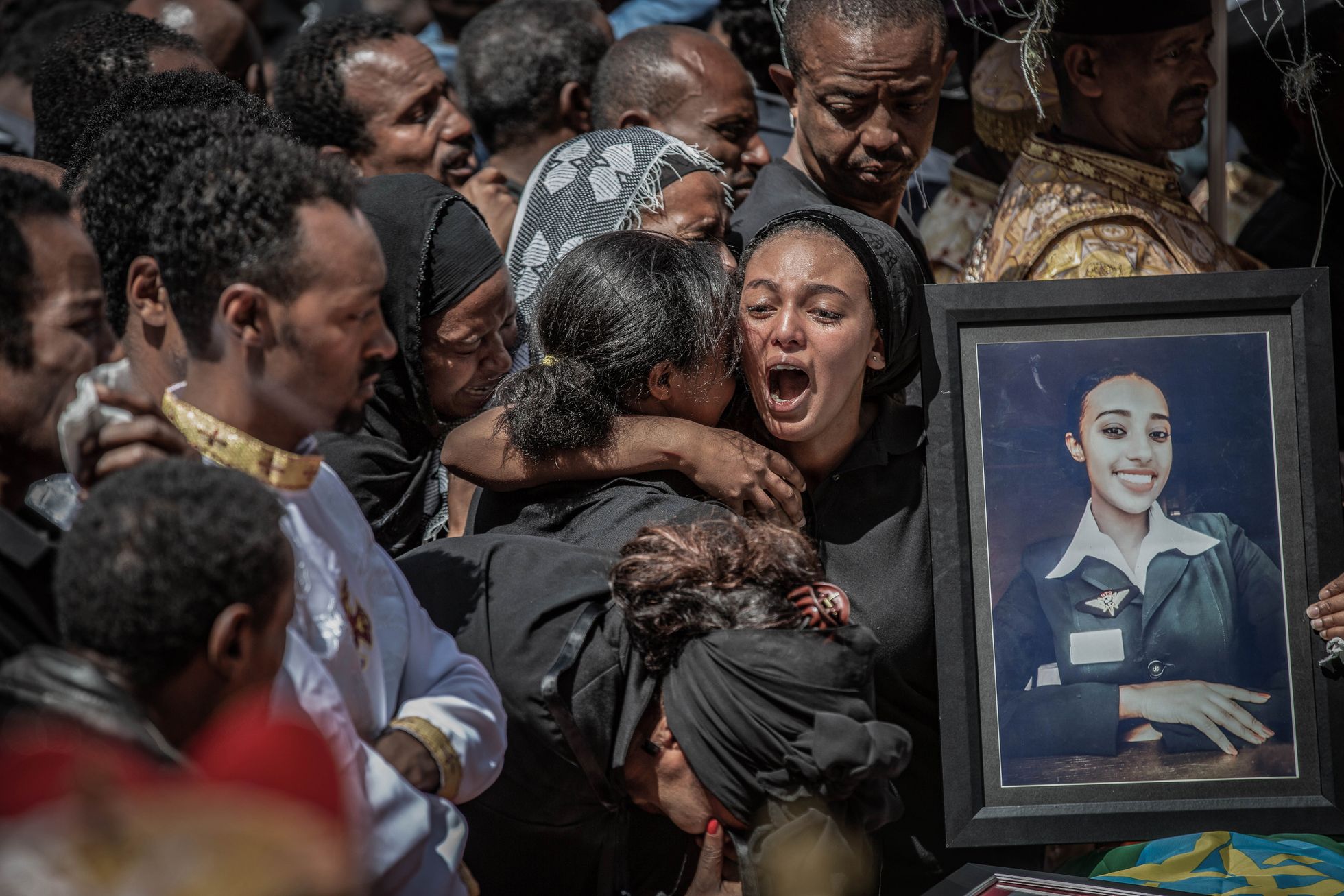Sugulased mälestamas Etioopia lennuõnnetuses hukkunuid 17. märtsil Addis Abeba Püha Kolmainu kirikus peetud missal.