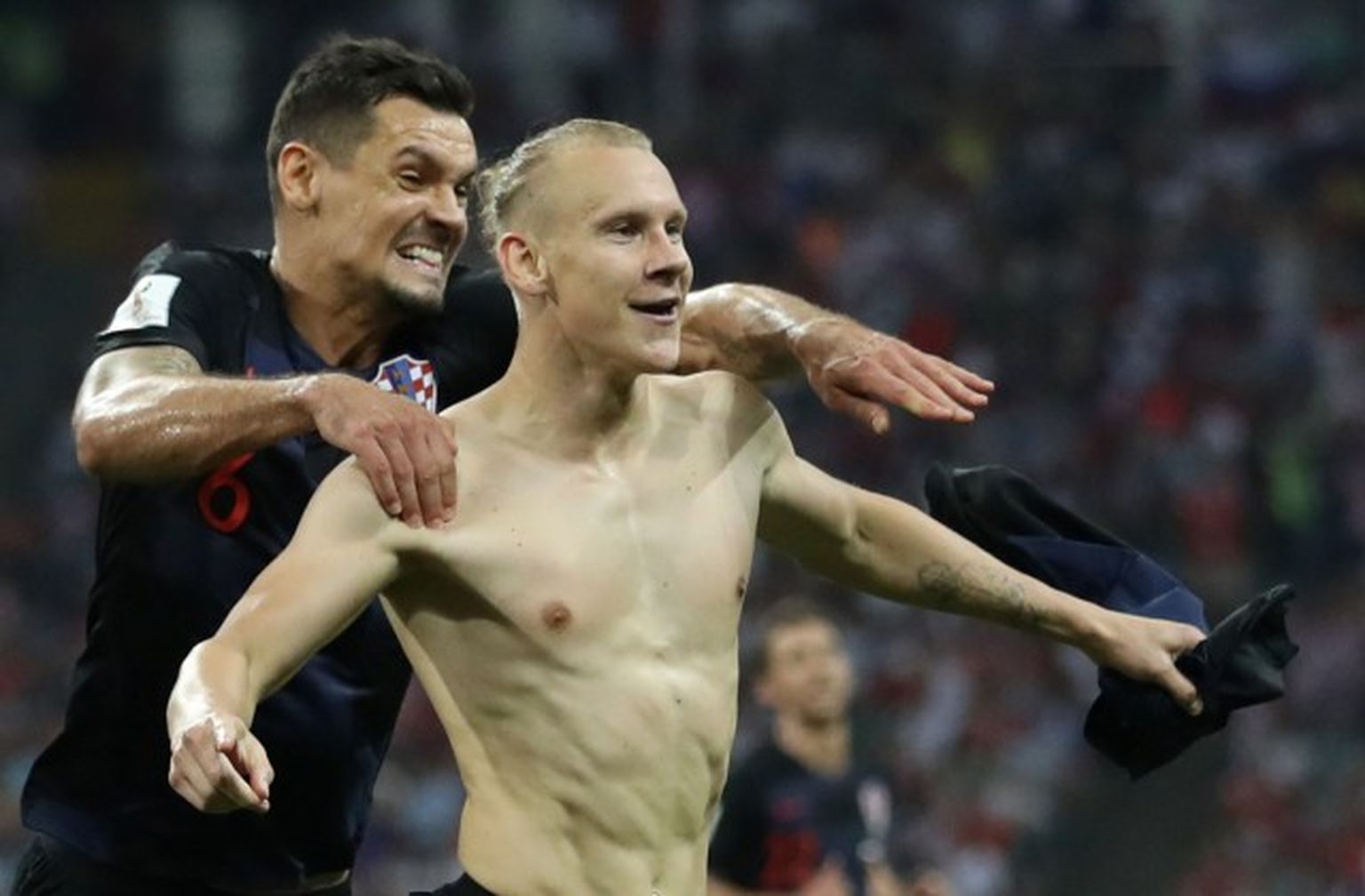 Horvātijas futbola izlases aizsargs Domagojs Vida (bez krekla) svin vārtu guvumu