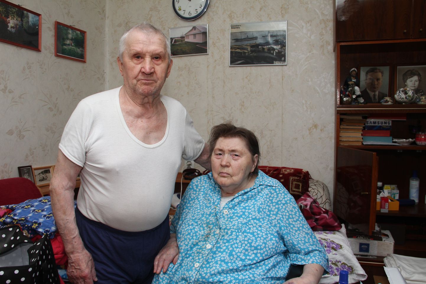 Пенсионер из Усть-Нарвы Валентин в свои 87 лет бодр и продолжает помогать супруге, которая теперь почти не встает с кровати.